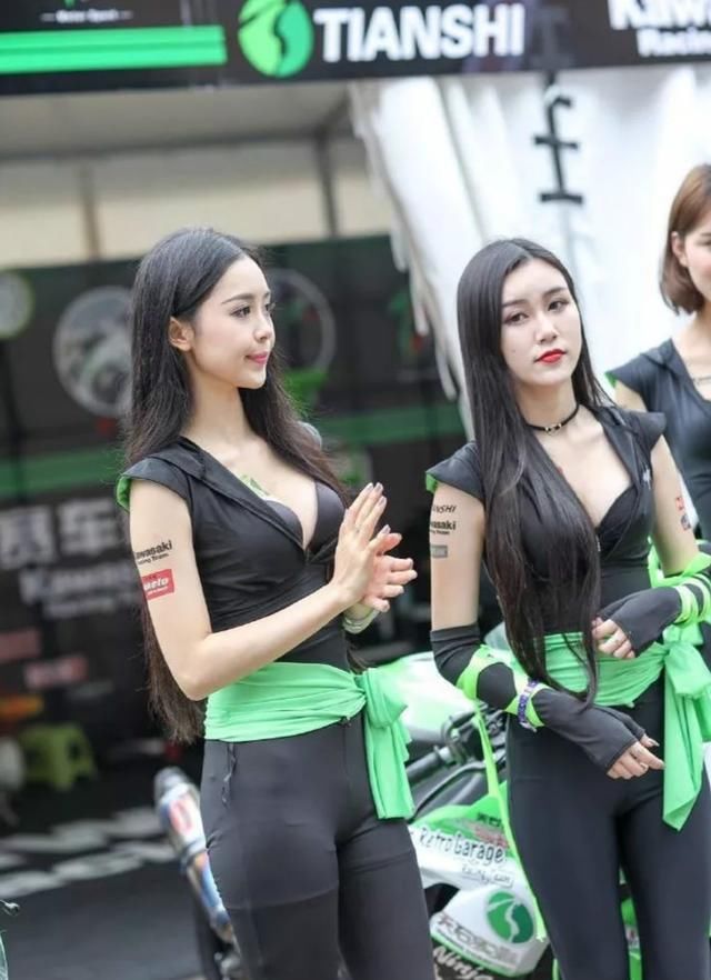 街拍美女：机车展上身材性感的美女Model