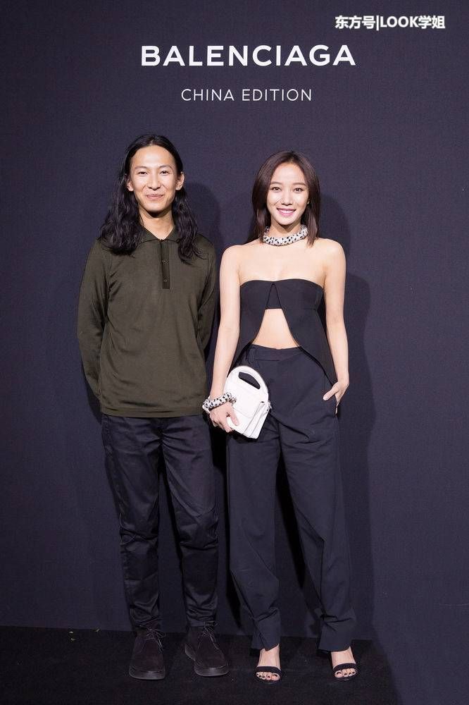 王珞丹为了美太拼了，扁平身材驾驭抹胸装，网友:看着好尴尬