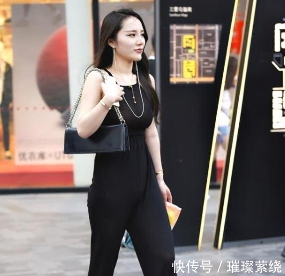 『美女』街拍美女:身材高挑的小姐姐,简单搭配吊带裙,充满潇洒活力!