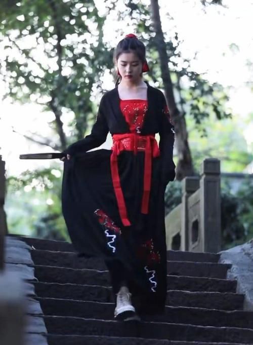 「风范」外表甜到齁的萌妹子,穿上“改良版汉服”后,侠义风范尽显!