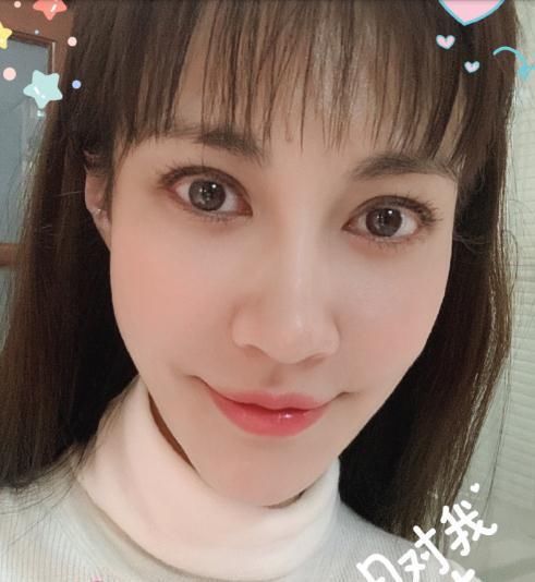 吓人:40岁“江玉燕”杨雪晒自拍,嘴巴吓人脸部僵硬,和baby是亲姐妹?