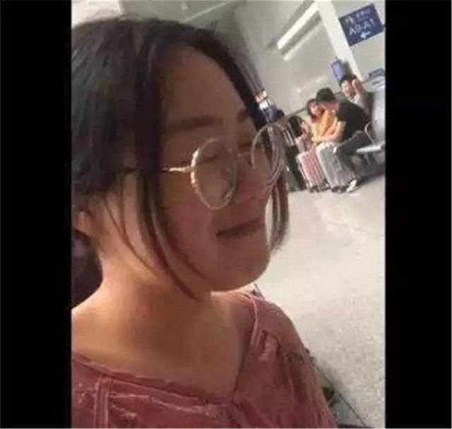 男子车站接到网恋女友,素颜让他无法接受,网友:自己先照照镜子