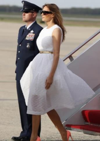 48岁美国“第一夫人”不服老，着装性感，吊带裙细高跟，气质迷人