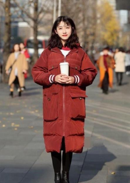 『美女』街拍:好姐妹一起逛街,右边的美女绿色的上衣搭配米白色裙子清新靓丽