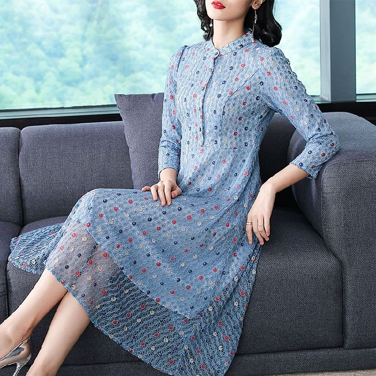 小姨身穿这“秋装裙”，洋气超迷人，原来本季流行这么穿，美呆了