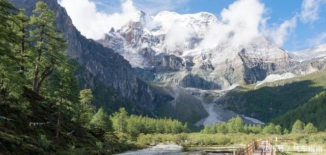 有一种美，叫稻城亚丁的秋天，隔着屏幕都能感觉到美