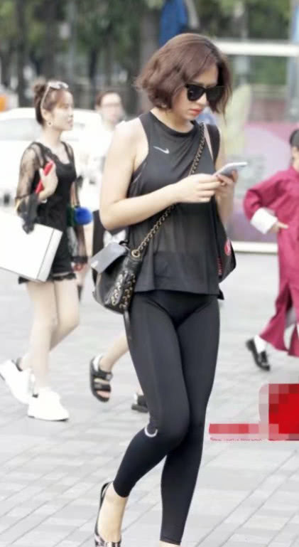 黑色紧身裤的翘臀美妇，穿着小透明的蕾丝上衣，散发着成熟的韵味