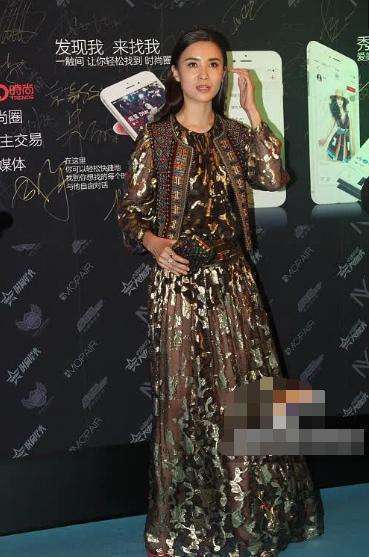 宋佳这裙子也太透了吧!三角区黑毛都看得见网友:白百何都没你疯狂