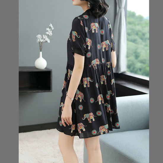 天呐，55岁妈妈真敢穿!棉绸薄裙+高跟鞋，三亚旅游，美胜风景