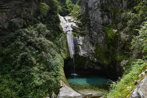 大理群峰竞秀，湖山相映，呈现一派壮丽的高原景色