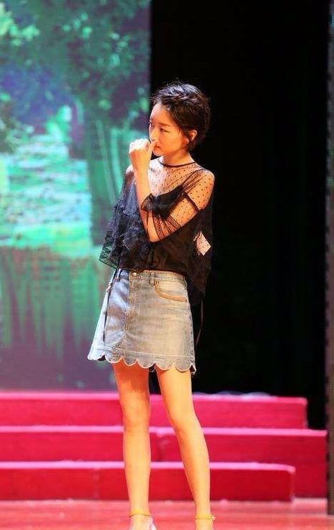 周冬雨身穿人字拖鞋,竟然这么矮!以前高跟鞋支撑走红毯