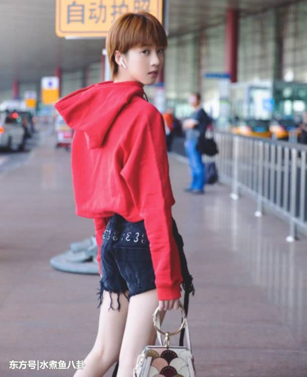 漫画腿只有郑爽才有?李凯馨穿超短裤秀美腿，漫画腿好看到不敢信