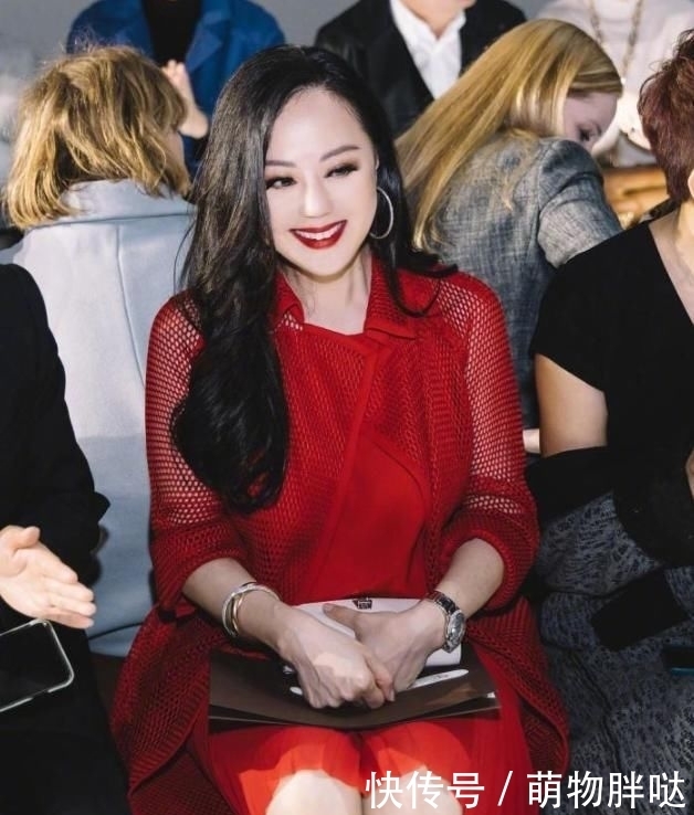 【卖力】56岁章小蕙为显嫩穿卖力了,大波浪卷发配大红色连衣裙,减龄时髦