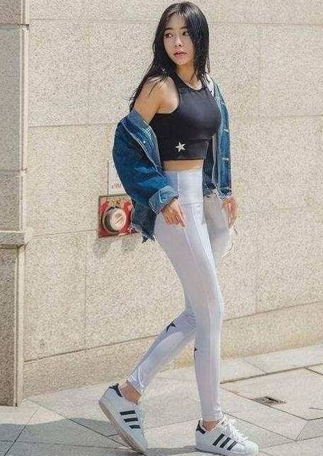 活力满满的打底裤美女，轻松穿出优雅感，增添时尚韵味！