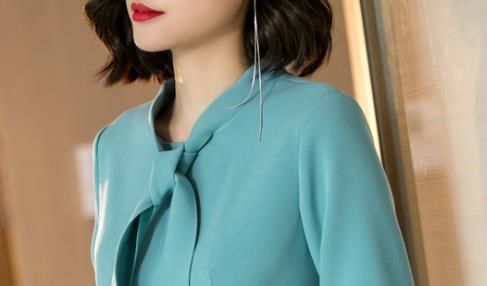 不得不说:头次见到如此美的“秋裙”，提倡34-56岁女人多穿