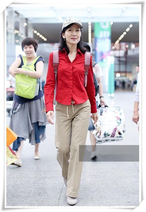 当59岁陈美琪和63赵雅芝同现机场，才知道保养与不保养差距有多大