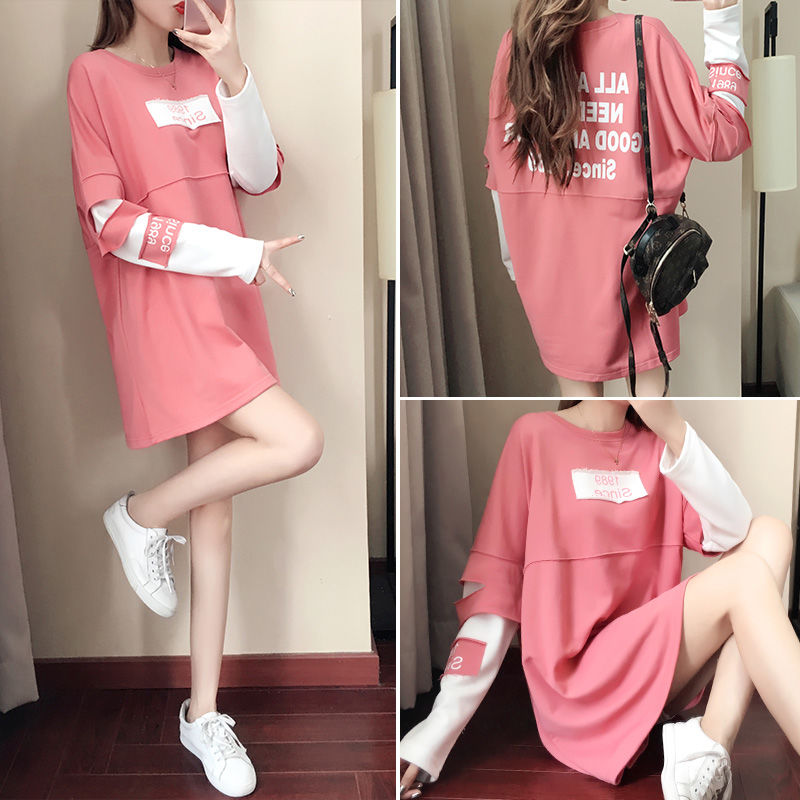 女人再漂亮，少穿裙子配打底裤，现流行“卫衣裙”，配短裤美到翻