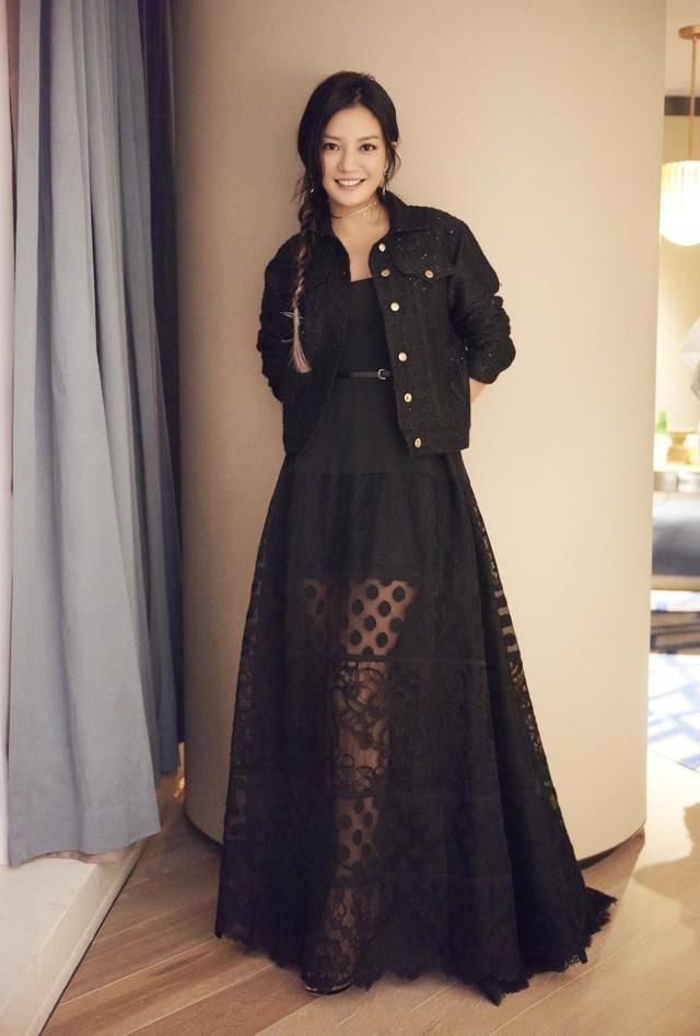 赵薇不过是穿件牛仔裙，却被吐槽像“姨妈巾”网友：好尴尬啊！