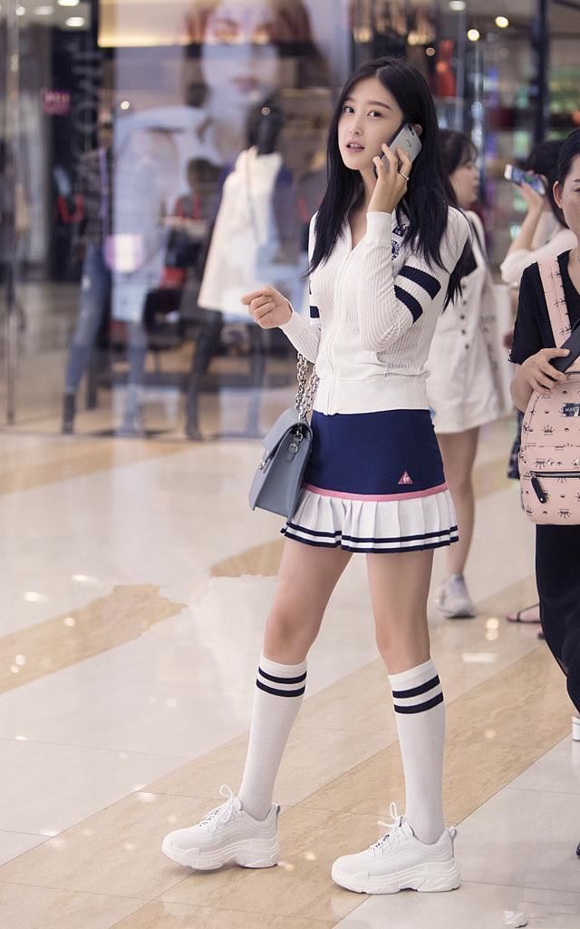 街拍:图1卡戴珊的胯真宽,图2穿“学生丝袜”的初恋脸美女!