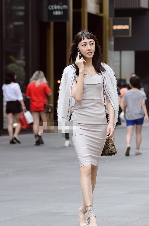  「位美女身」街拍：小姐姐身披黑色短款外套，内搭黑色针织修身T恤，美极了