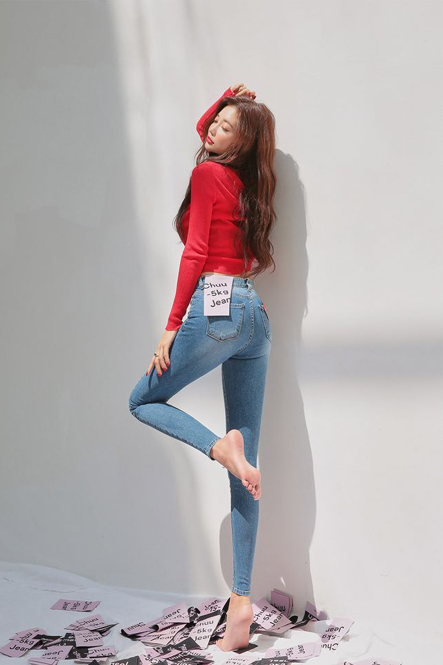 想体验牛仔裤装扮的美，凹凸身材是必备基础！