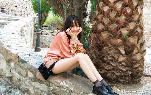 娜扎：我的大长腿很美！热巴：我的也美！李溪芮：笑笑不说话！