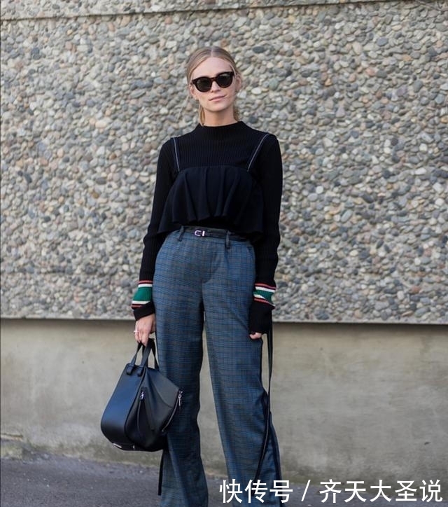  #气质#女人穿阔腿裤时，别总搭衬衫，当下流行这4种穿法，时髦又高级