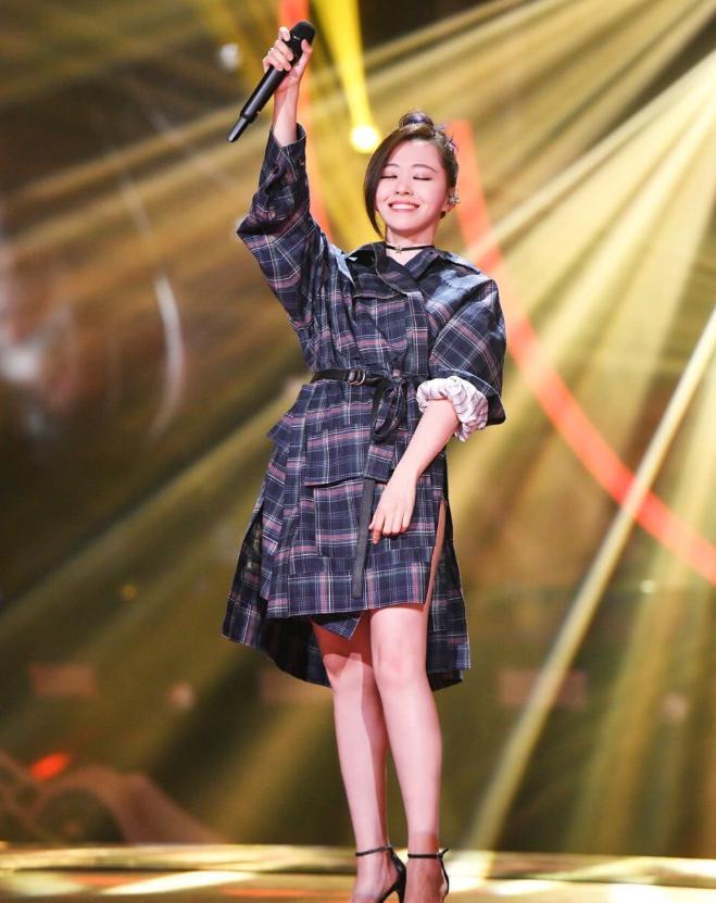 张靓颖好猛!短裤烂成“三角裤”也还敢穿,网友:为了出名拼了!