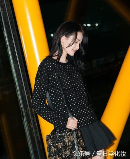 杨颖工作室签下的00后小花李诗颖，长相甜美，迪丽热巴杨颖结合版