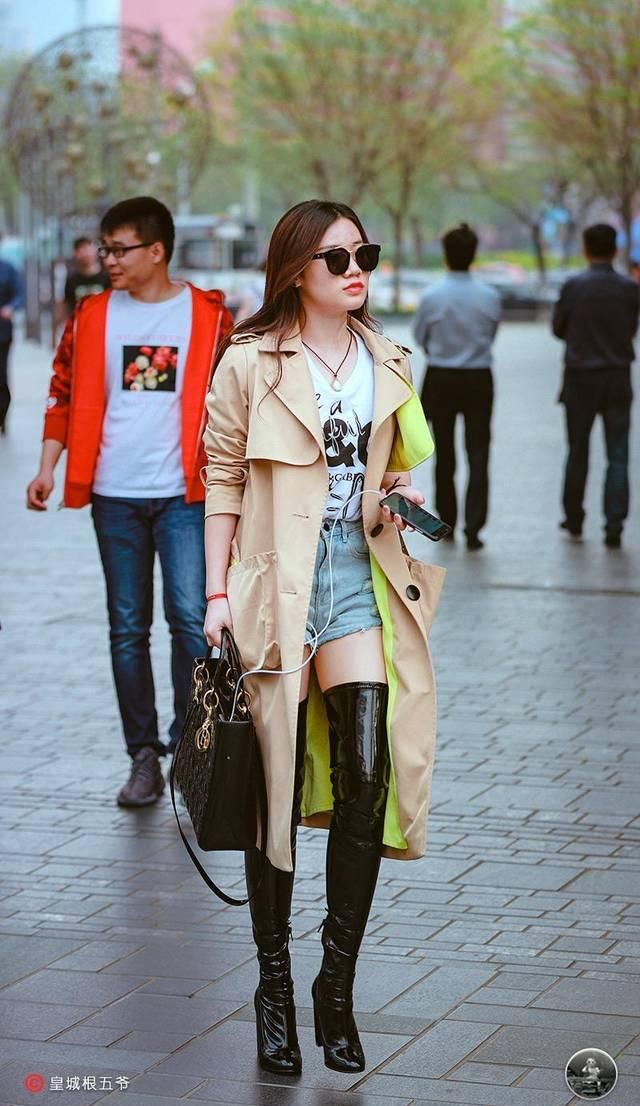 于自己的美■街拍:在造型穿搭上,有质感的衣服才能很好地凸显穿衣品味