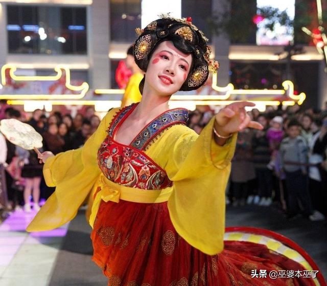 巧笑倩兮，美目盼兮。全网在求牵手的“大唐不倒翁女孩”终于火了