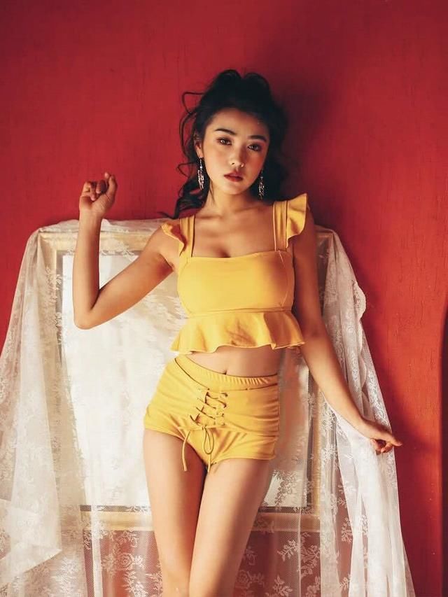 假日里的小姐姐最美丽！美女身穿泳衣展现了自己优美的身材曲线！