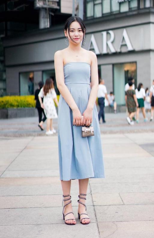 路人街拍，小姐姐身穿一件白色镂空设计的短袖真是性感