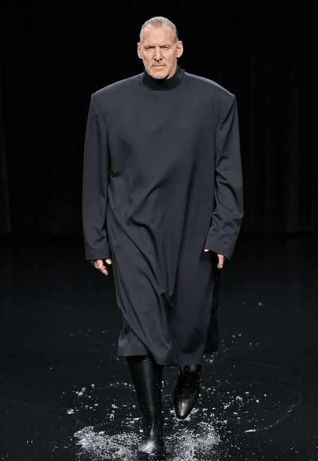 「水上」“黑色”包裹的灵魂?：巴黎世家Balenciaga的水上发布会
