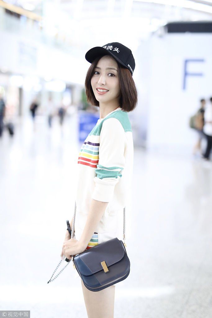 耿直girl！佟丽娅秀美腿活力满满似少女 自嘲“没洗头”嘟嘴比V萌