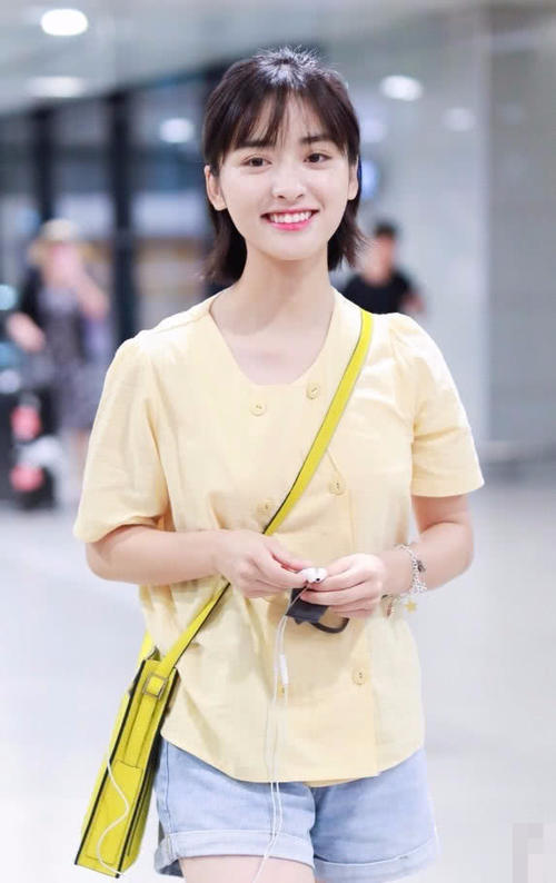 沈月终于穿对了,黑袜配黑鞋时髦出“新境界”,光看腿就有170了!