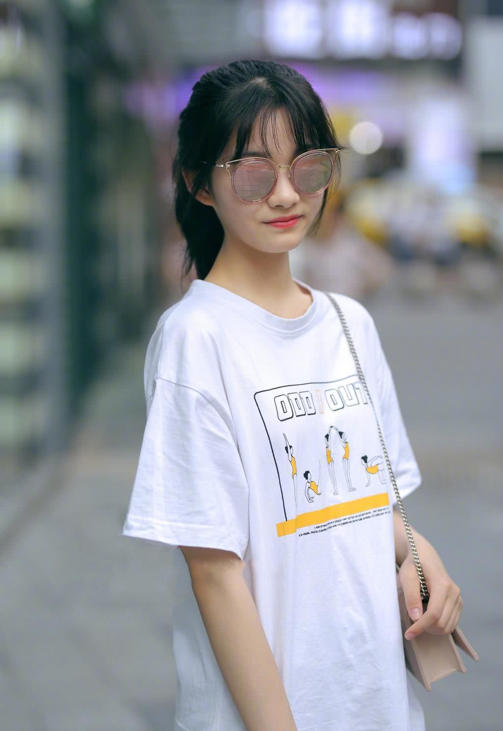 街拍:图1连衣裙美女,图3紧身裤美女,图7美女清纯可人