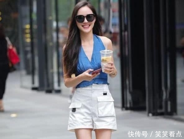  『搭配』街拍：黑色牛仔裤搭配挂脖式背心，轻松尽展曼妙的身姿！