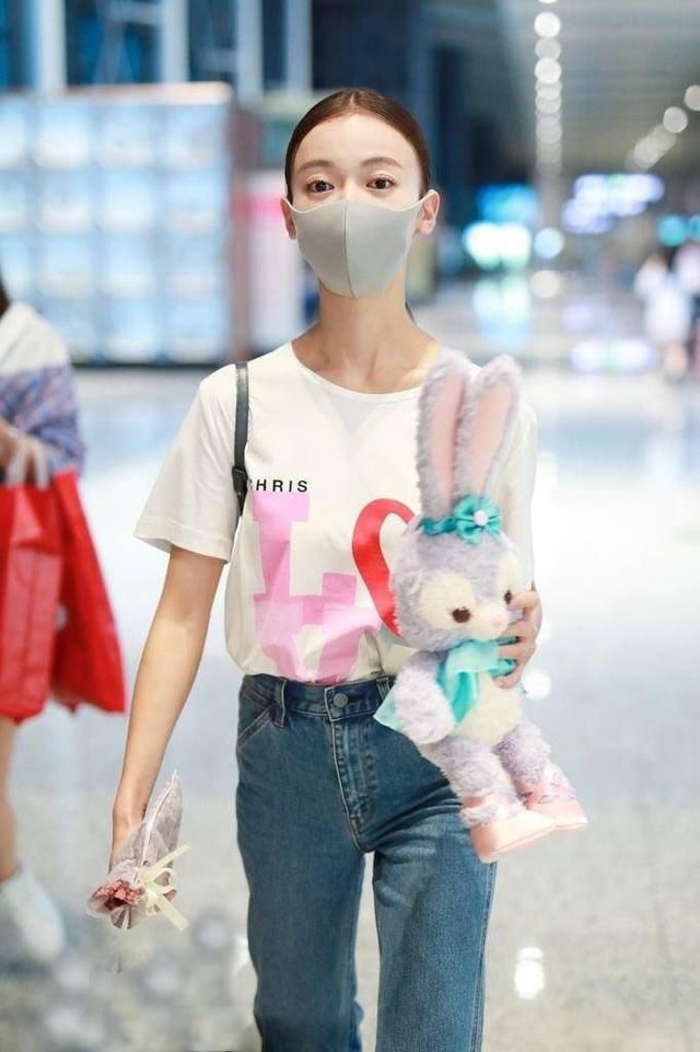 “魏璎珞”吴谨言现身机场，穿直筒牛仔裤，网友：这样搭配好清纯