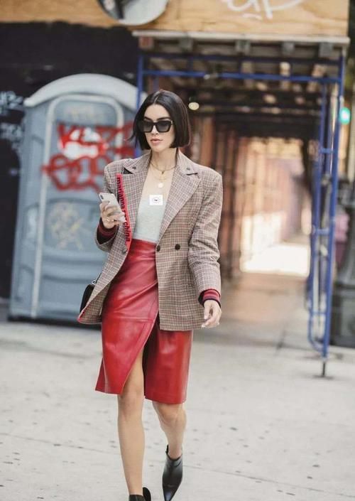  清爽：今年别穿风衣了，小西装让你清爽迷人，搭配裙装清新时尚