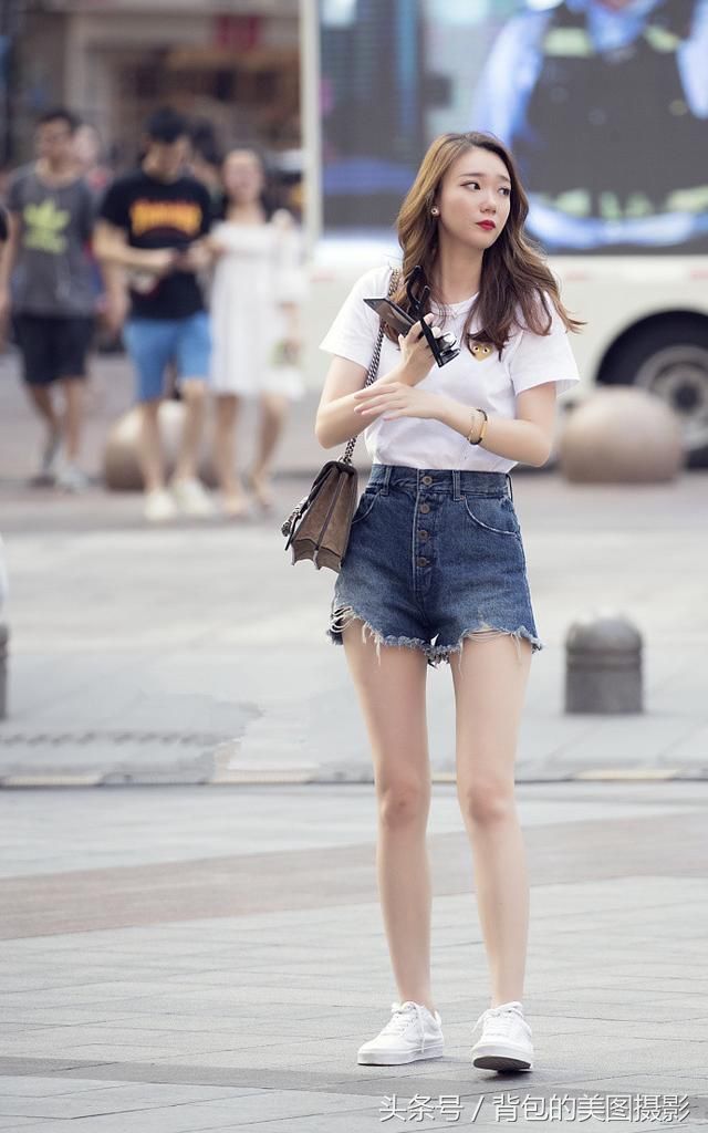 街拍路人，小姐姐白色T恤搭配紫色瑜伽裤，具有一股青春的活力