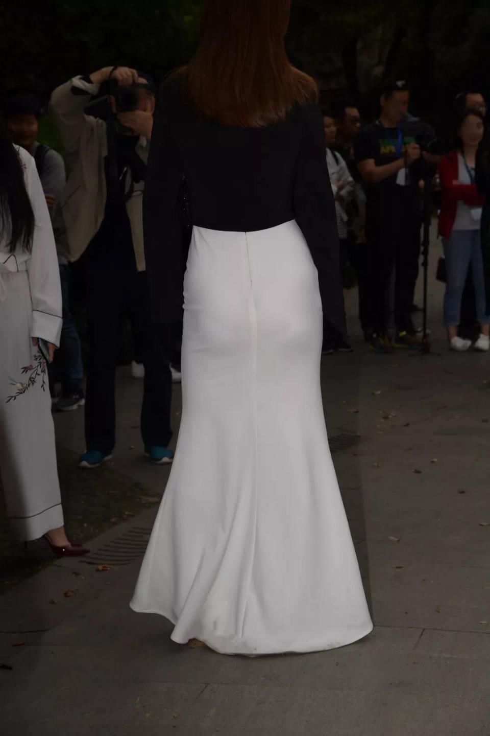 街拍：穿一袭白长裙，体态风韵，美臀的性感美女
