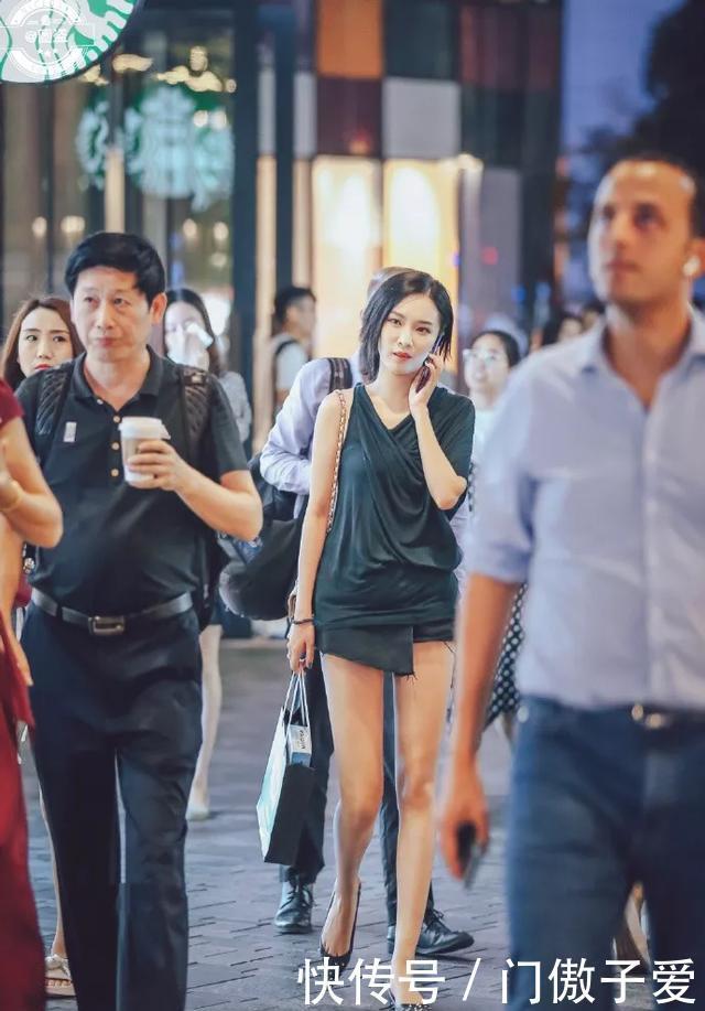  美女|小个子美女脚上穿一双高跟鞋，让整体造型看起来更加的时尚有魅力