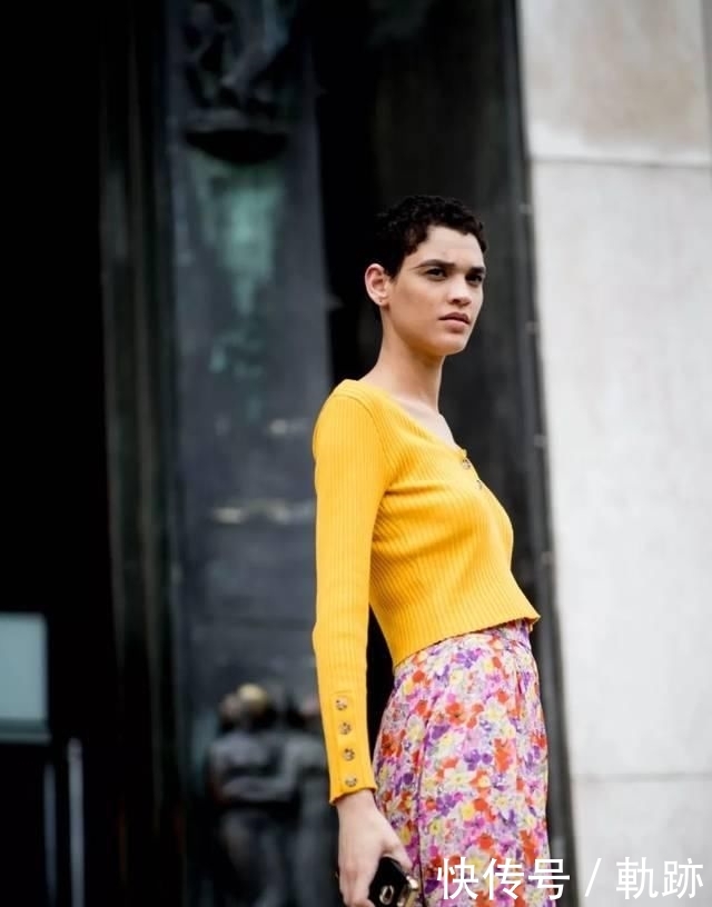  『花朵』2020开春 流行穿“开满花”的裙子，谁穿谁美！