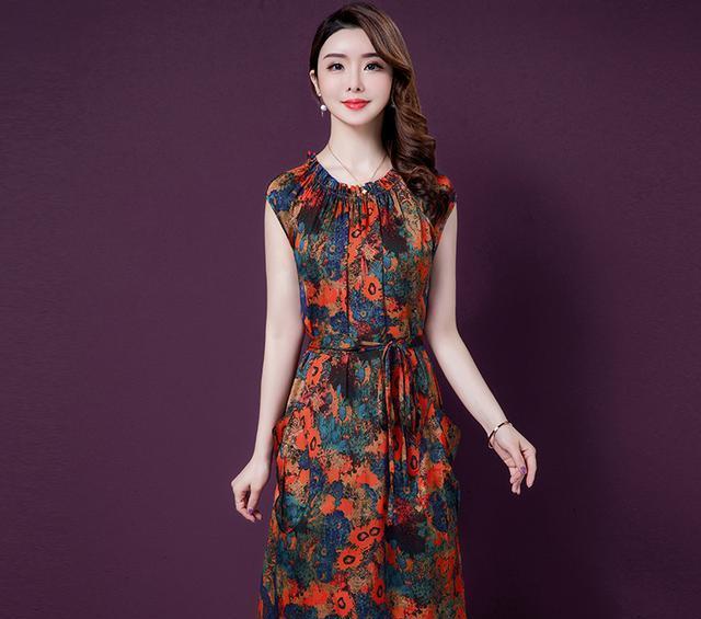  『碎花』又出一连衣裙叫碎花裙，35—50岁女人穿，真是，美得一愣一愣