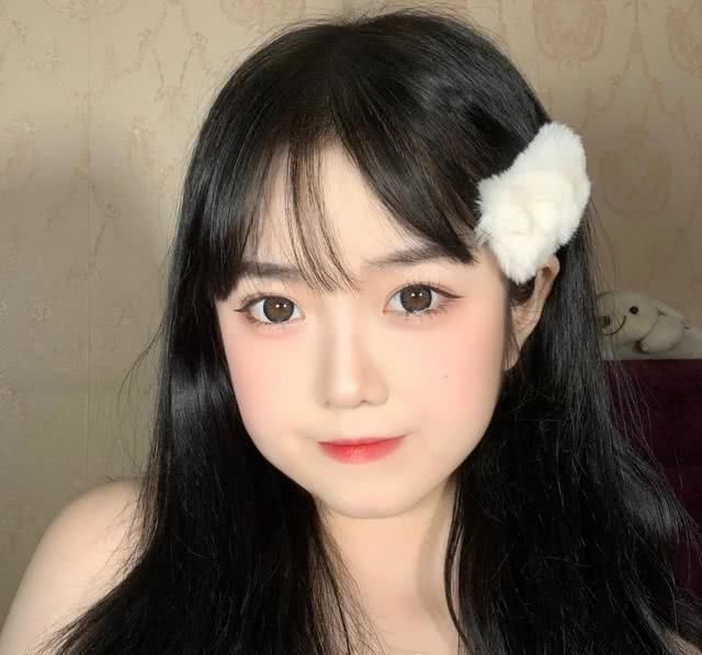  【遮脸】脸大却很漂亮的女生，这几点太明显，难怪不遮脸也有高颜值