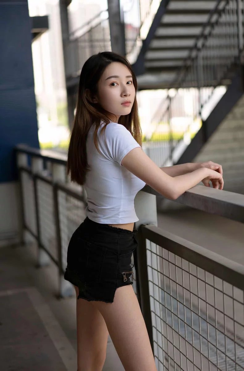 街拍：图1小姐姐，身材美的感觉都快掉出来了，醉了！