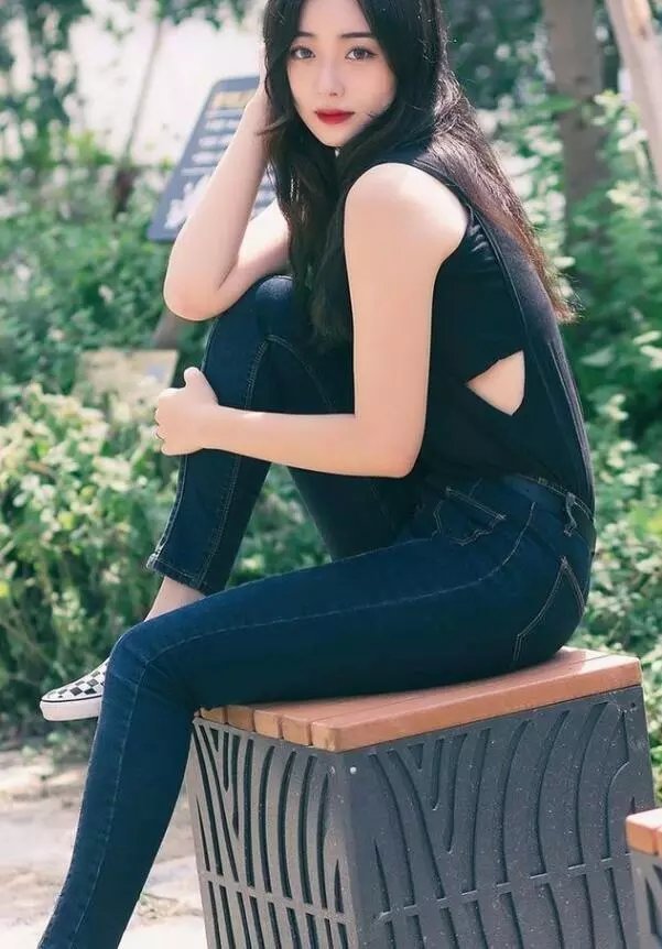 路人街拍，肤白貌美气质佳的小姐姐，很有霸道女裁范