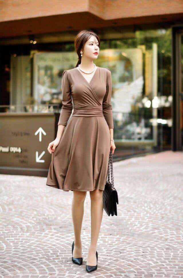 第二位小姐姐最有气质，第一位小姐姐身材最动人