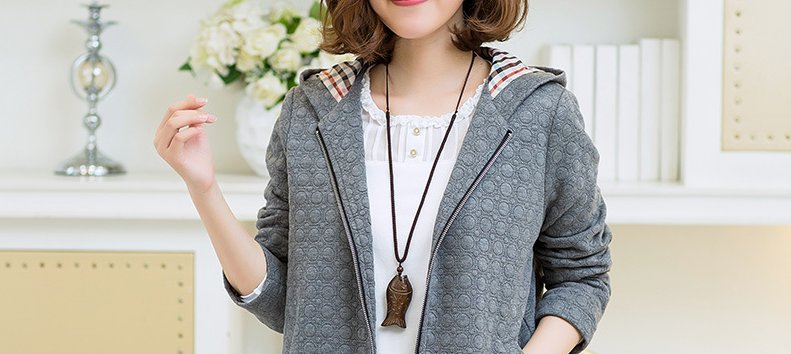 女人怕不怕冷，也别傻买羽绒服!瞧这新出薄外套，不厚不薄刚刚好